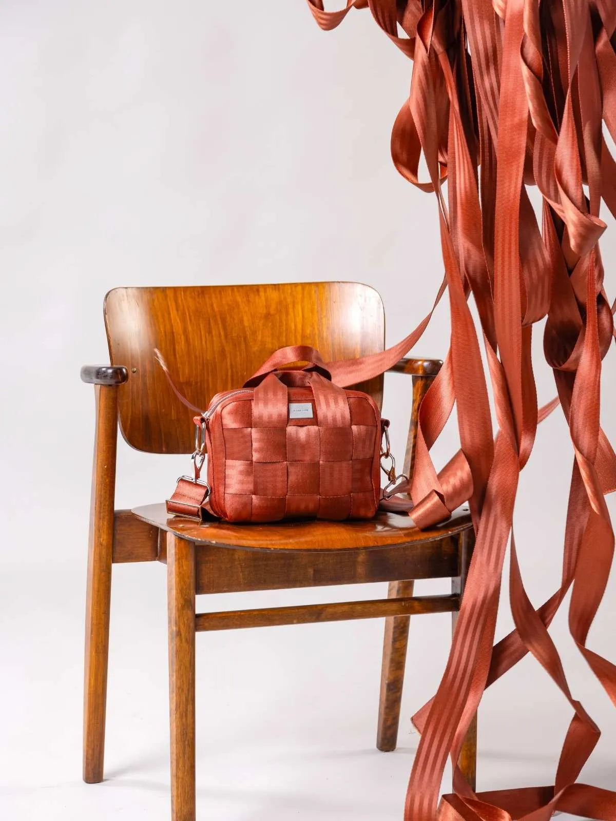 Globe Hope, Hilla laukku terracotta, fiiliskuva tuolilla.