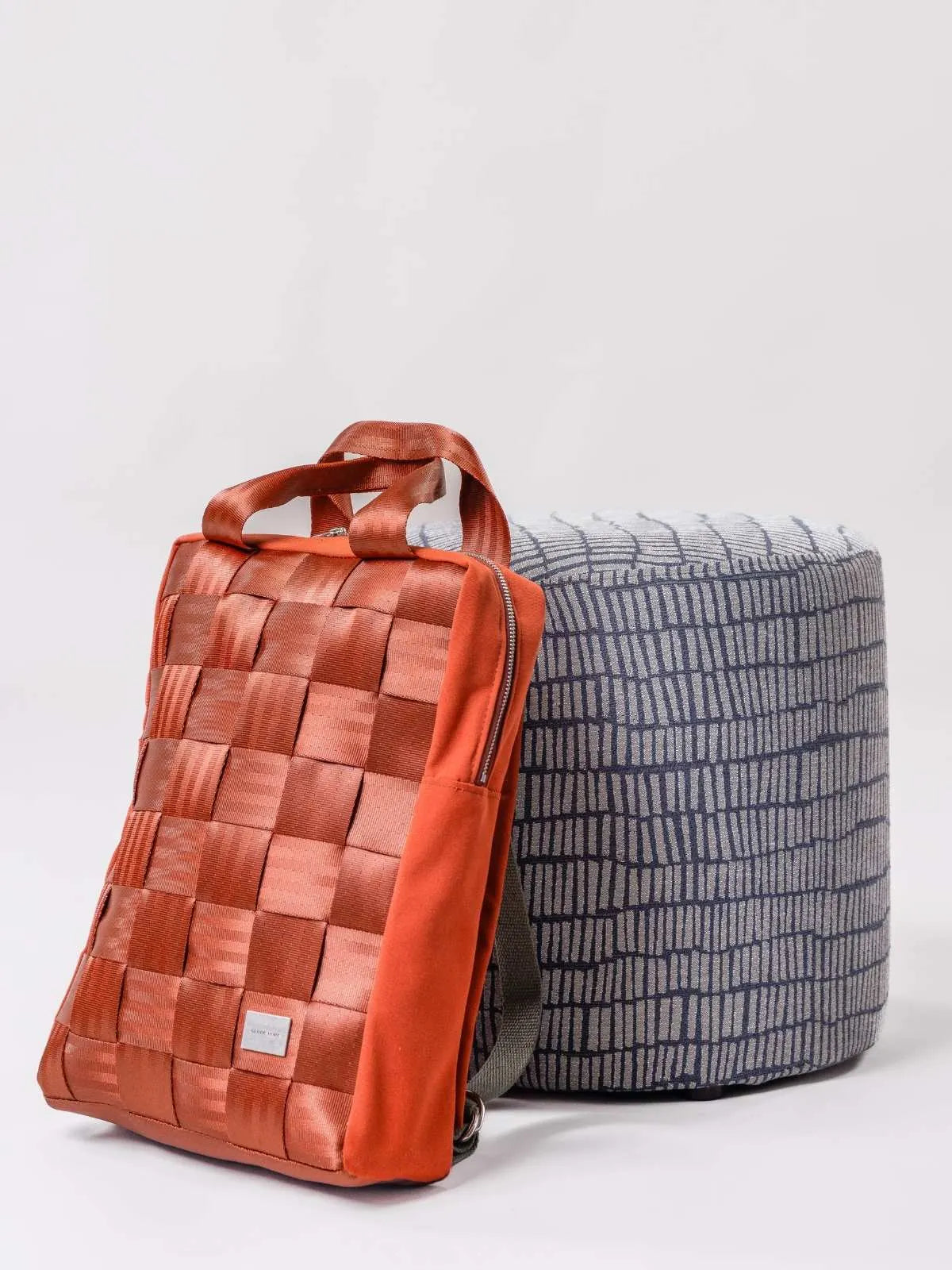 Globe Hope, Riite reppu terracotta,  fiiliskuva lattialla.