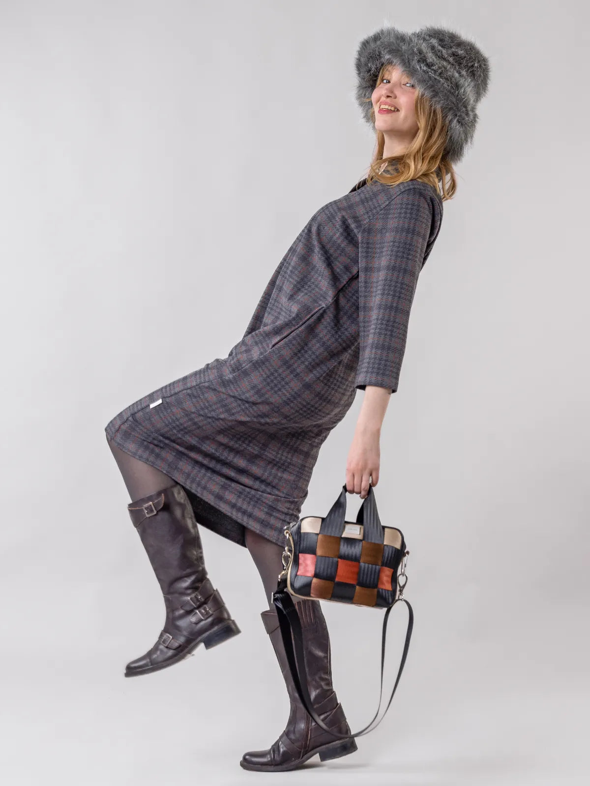 Globe Hope, Hilla laukku, derby, fiiliskuva mallin kanssa.