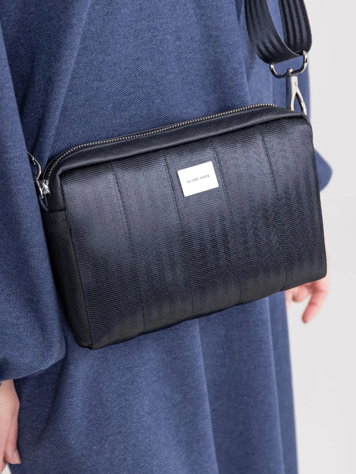 Kaste laukku musta, Globe Hope, lähikuva.