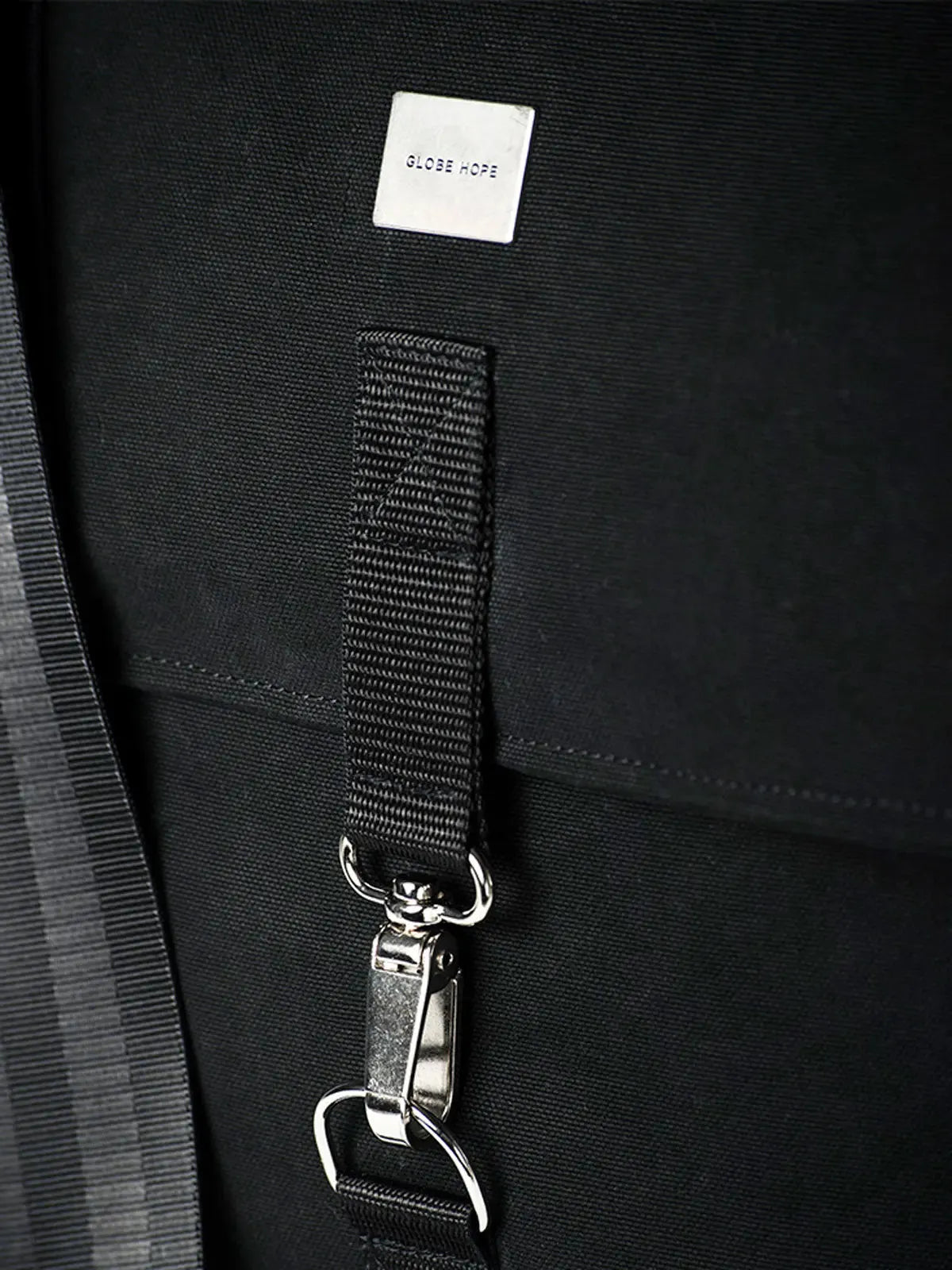 Globe Hope, Kolea laukku musta, detailkuva.