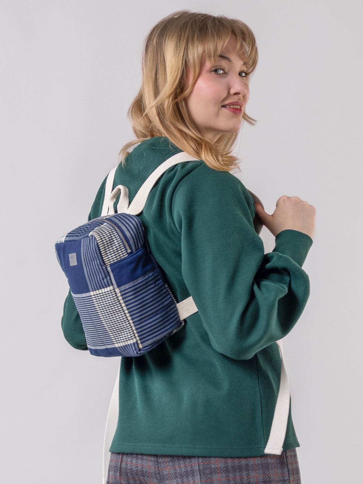 TAIGA Pikkureppu – sininen tikattu kangas