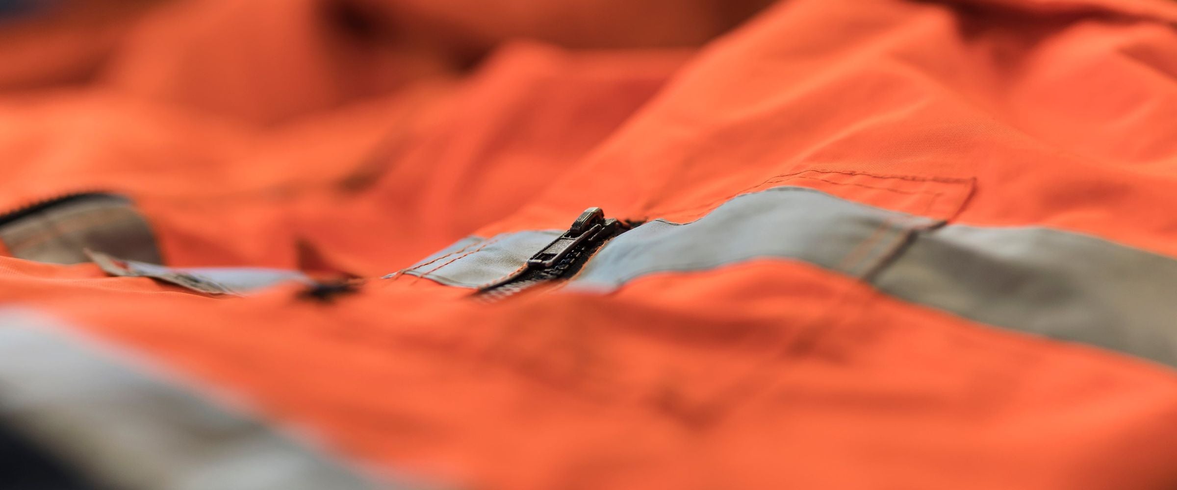 Globe Hope, lähikuva oranssista työtakista.