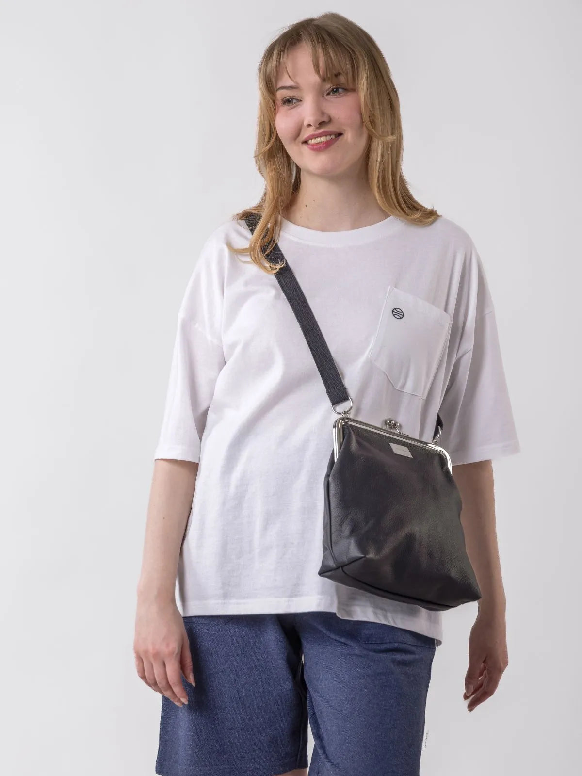 TYYNI laukku, nahka, asukuvaGlobe Hope