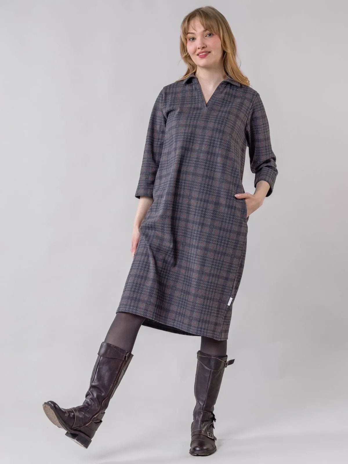 Globe Hope, Valkama mekko, harmaa ruudullinen, asukuva liikkeessä.