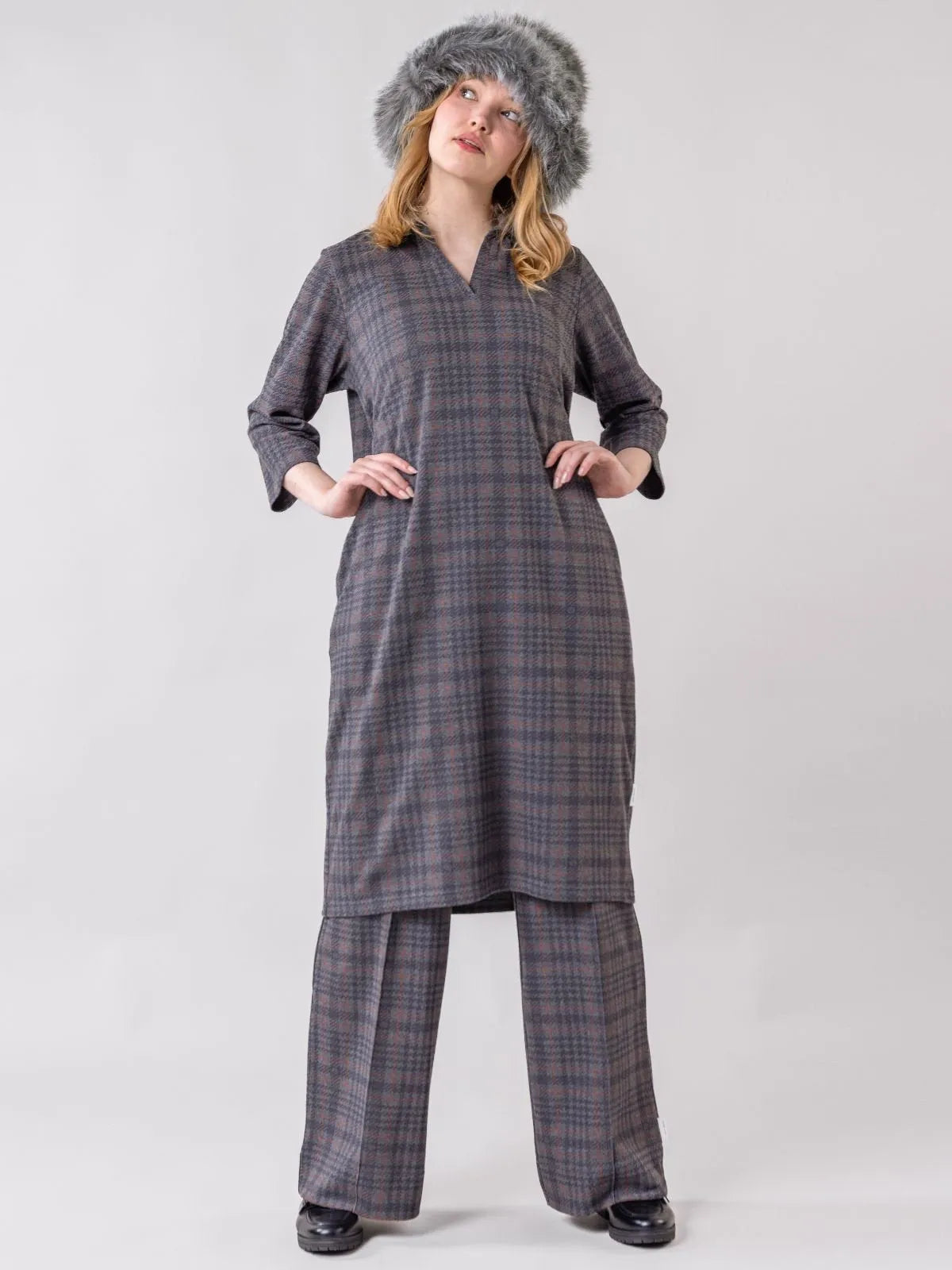 Globe Hope, Valkama mekko, harmaa ruudullinen, asukuva hatun kanssa.