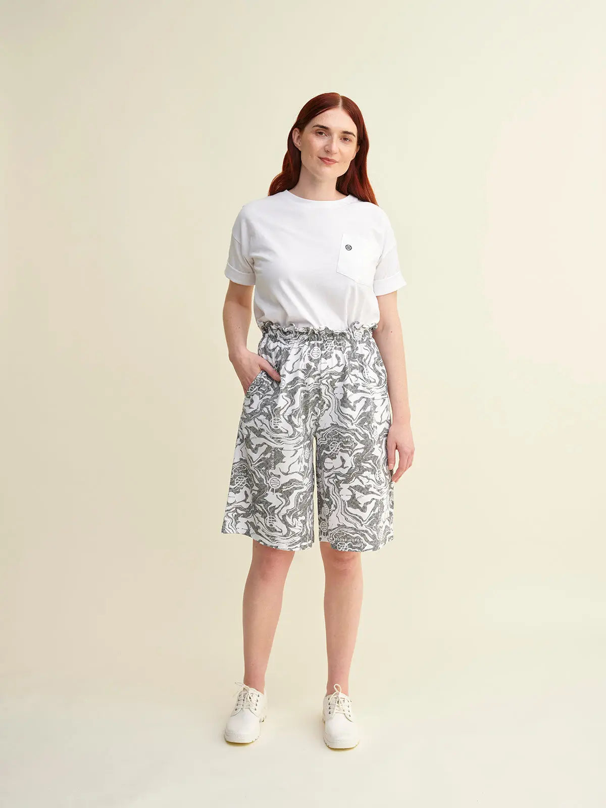 LIETUKKA shortsit, mustavalkoprintti Globe Hope