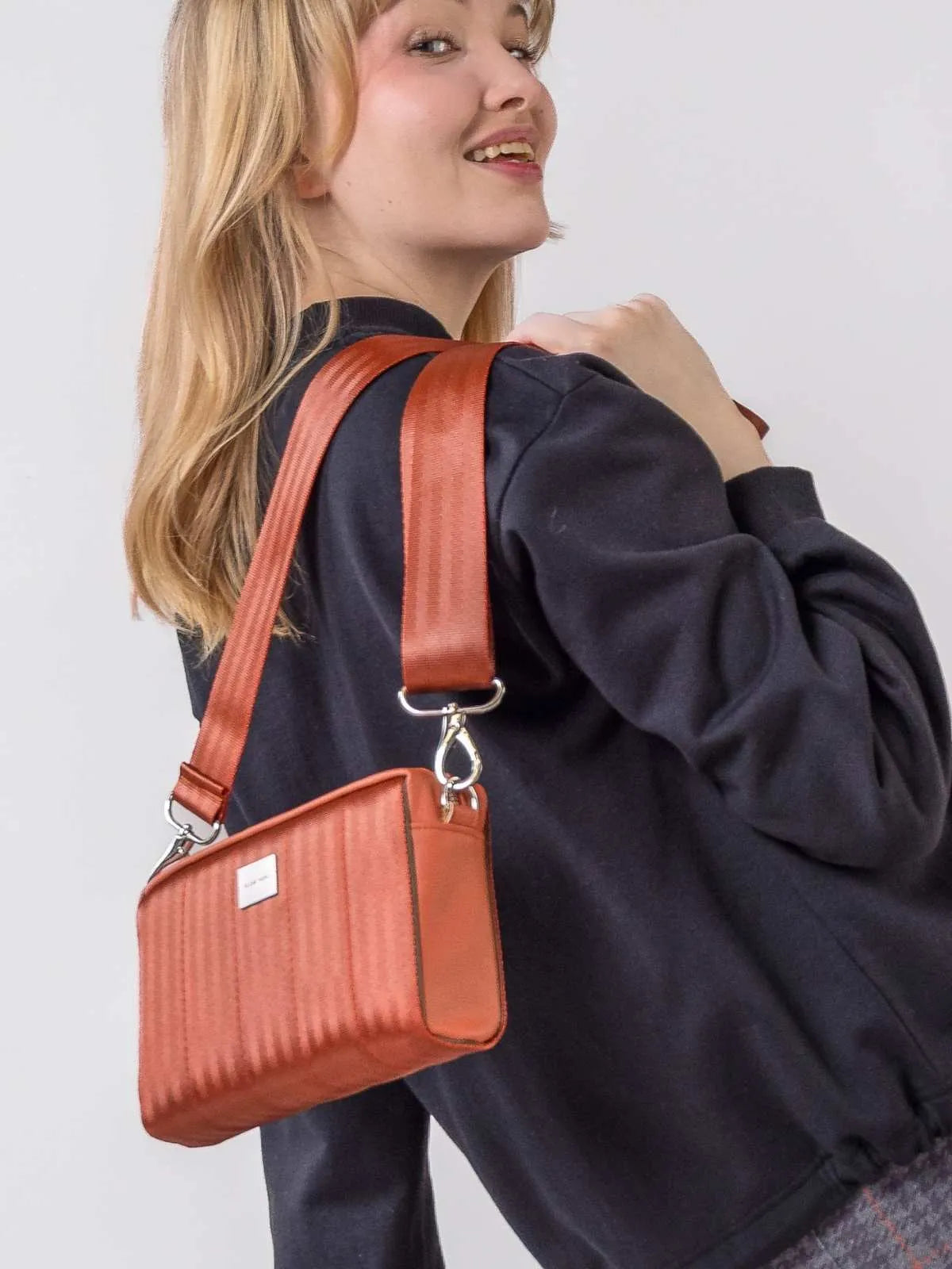 Globe Hope, Kaste laukku terracotta, fiiliskuva olalla.