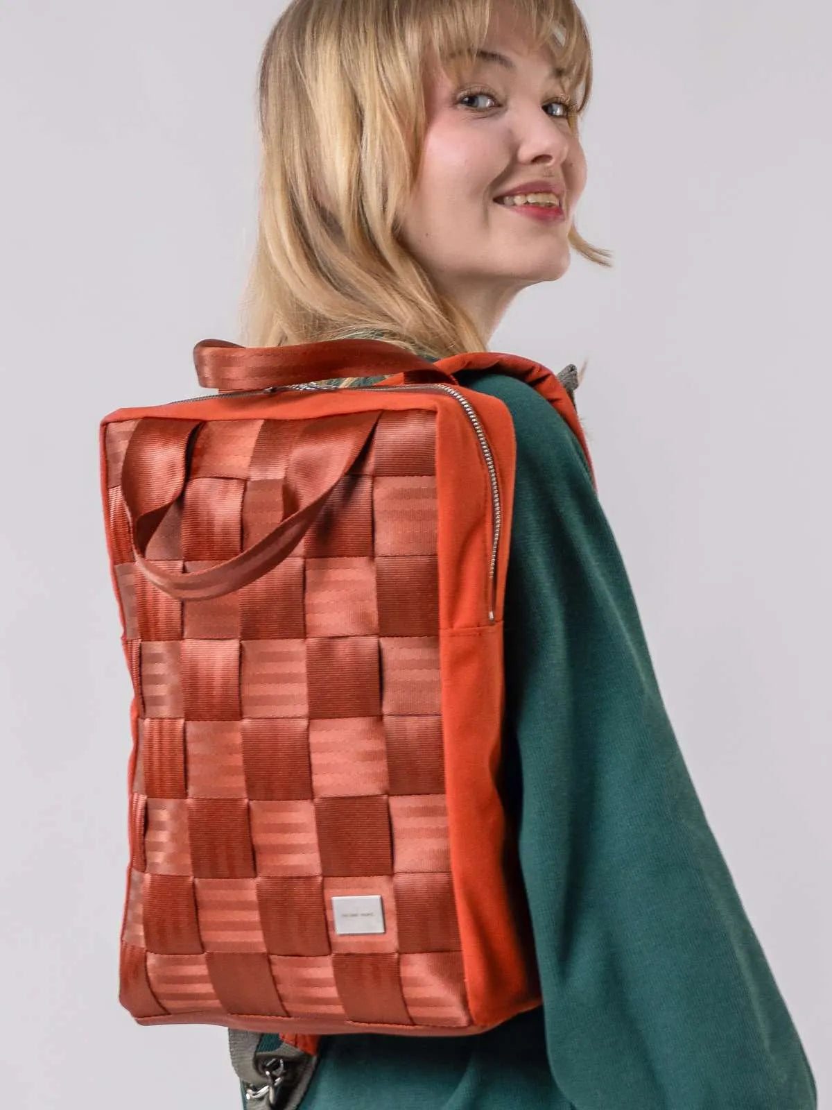 Globe Hope, Riite reppu terracotta, asukuva selässä.