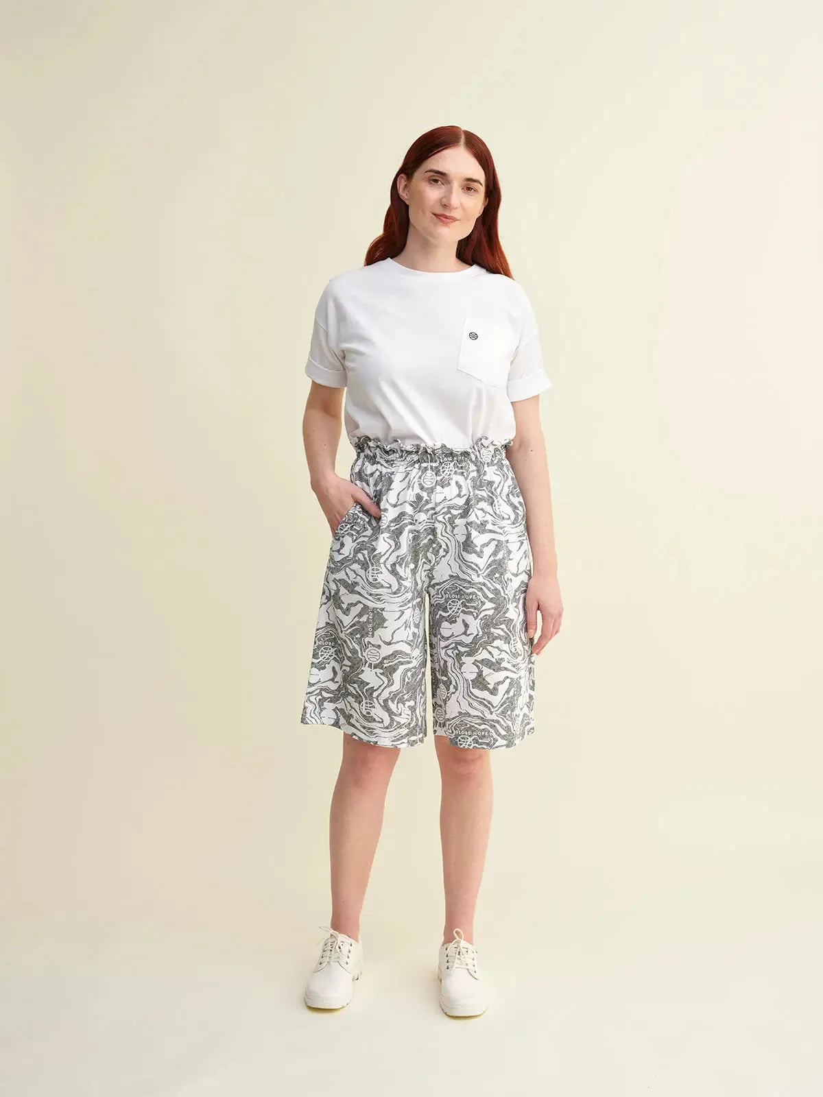 LIETUKKA shortsit, mustavalkoprintti Globe Hope