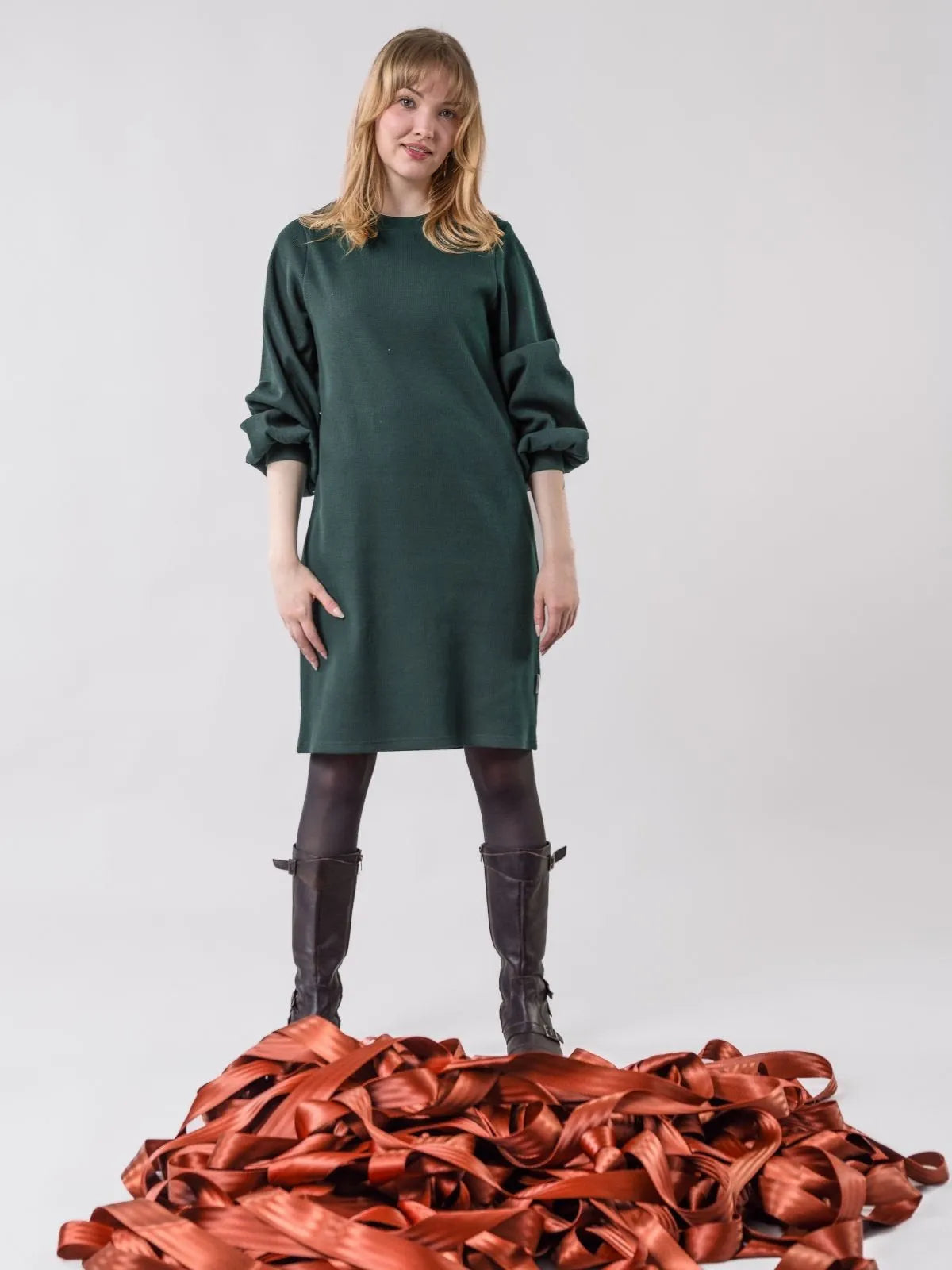 Globe Hope, Pärske mekko, metsänvihreä, fiiliskuva käärityillä hihoilla. 