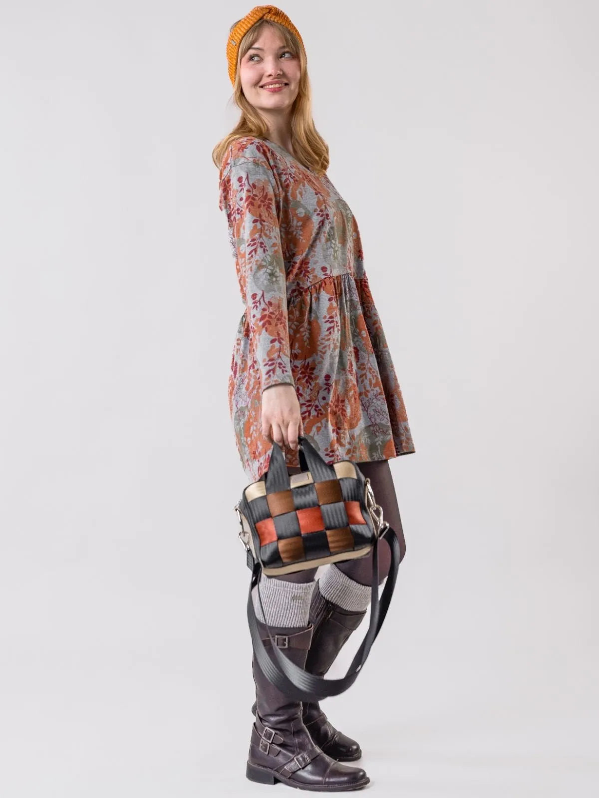 Globe Hope, Sinervä tunika, mecca oranssi harmaa meleerattu, asukuva laukulla.