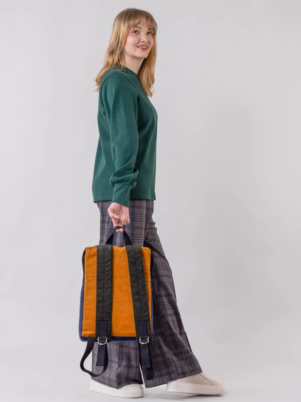 Globe Hope. Sumu reppu, patched vakosametti, fiiliskuva takaa.