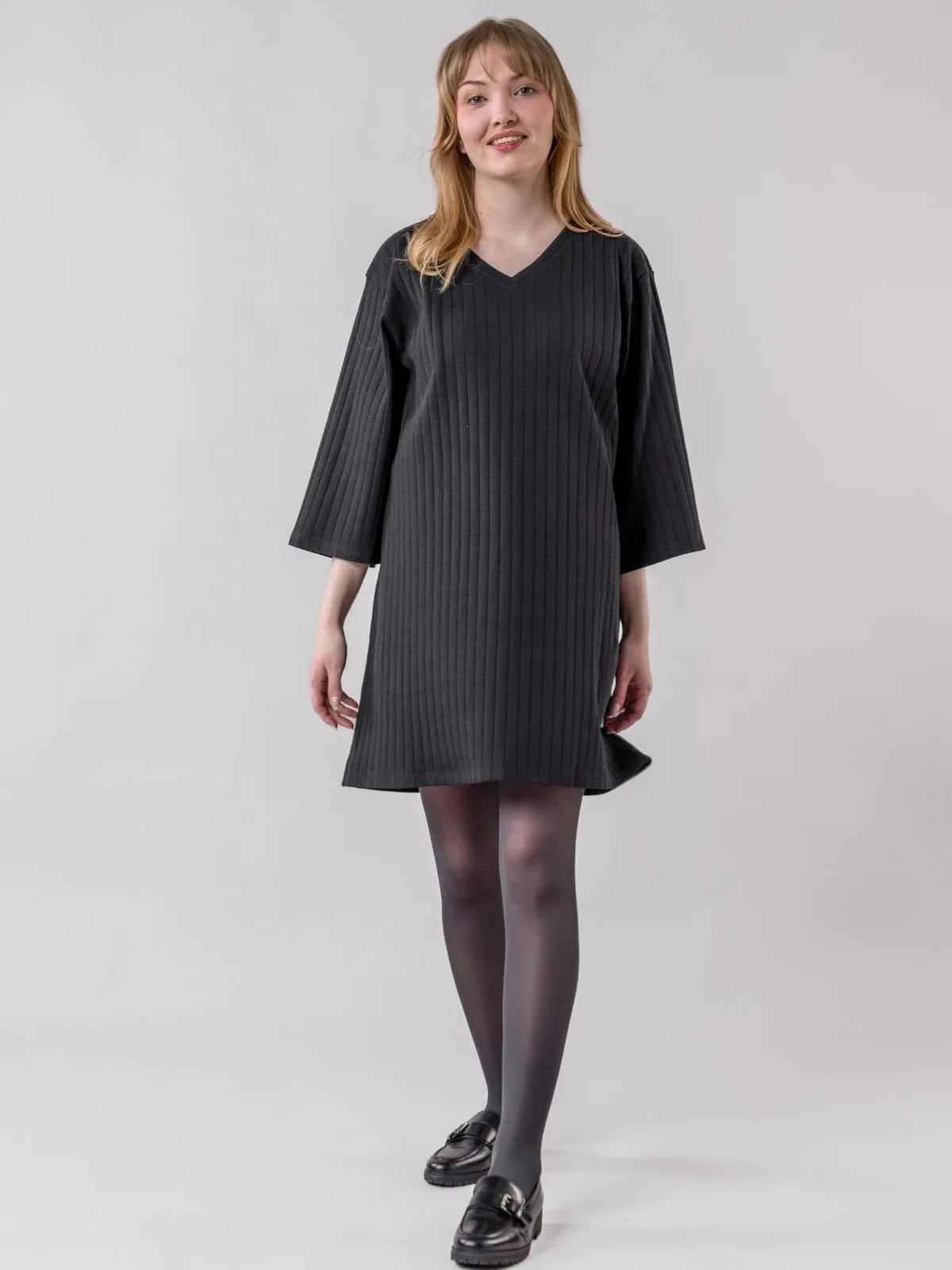 Globe Hope, Suvanto tunika musta, asukuva liikkeessä.